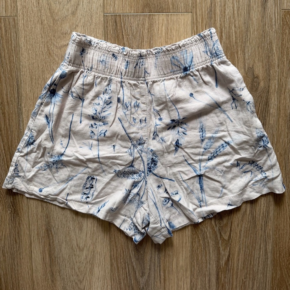 Flowy white and blue flowers shorts